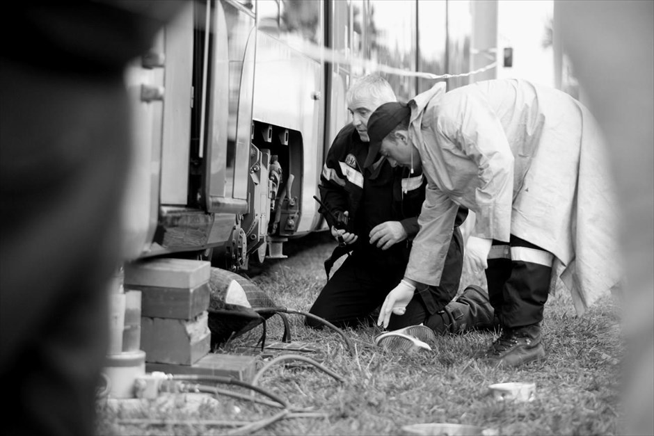 Γυναίκα παρασύρθηκε από συρμό του τραμ . Στιγμιότυπο από την επιχείρηση απεγκλωβισμού γυναίκας, που παρασύρθηκε από συρμό του τραμ, περίπου στις 8.00 το πρωί. Το περιστατικό συνέβη στο πάρκο Φλοίσβου στη λεωφόρο Ποσειδώνος. Στο σημείο έχουν σπεύσει δέκα πυροσβέστες με τέσσερα οχήματα.&nbsp;Σύμφωνα με τις πρώτες πληροφορίες η γυναίκα έχει διαμελιστεί και είναι νεκρή.
