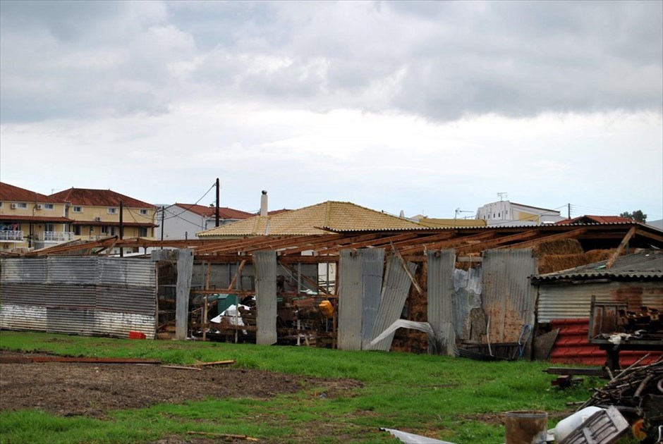 Ζημιές από ανεμοστρόβιλο στη Ζάκυνθο. Υλικές ζημιές άφησε πίσω του ανεμοστρόβιλος που έπληξε τις πρώτες πρωινές ώρες το Καλαμάκι Ζακύνθου. Ο ανεμοστρόβιλος ξερίζωσε ελαιόδεντρα, ξήλωσε σκεπές από στάβλους, ενώ σάρωσε ό,τι βρέθηκε στο πέρασμά του, χωρίς ωστόσο να αναφερθούν τραυματισμοί.