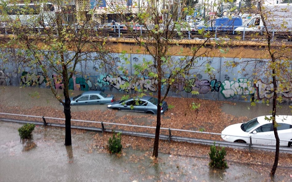 Κακοκαιρία - πλημμύρες - Αθήνα. Πλημμυρισμένη υπόγεια διάβαση από την έντονη βροχόπτωση στην Λεωφόρο Αθηνών.