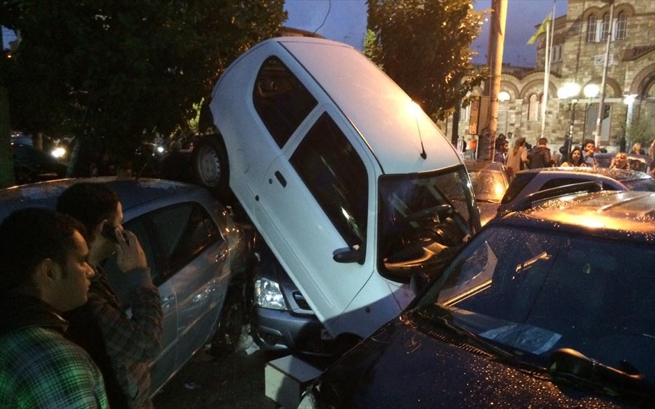 Εικόνες καταστροφής στη Νίκαια. Μεγάλες ζημιές σε αυτοκίνητα προκλήθηκαν στη Νίκαια.
&nbsp;