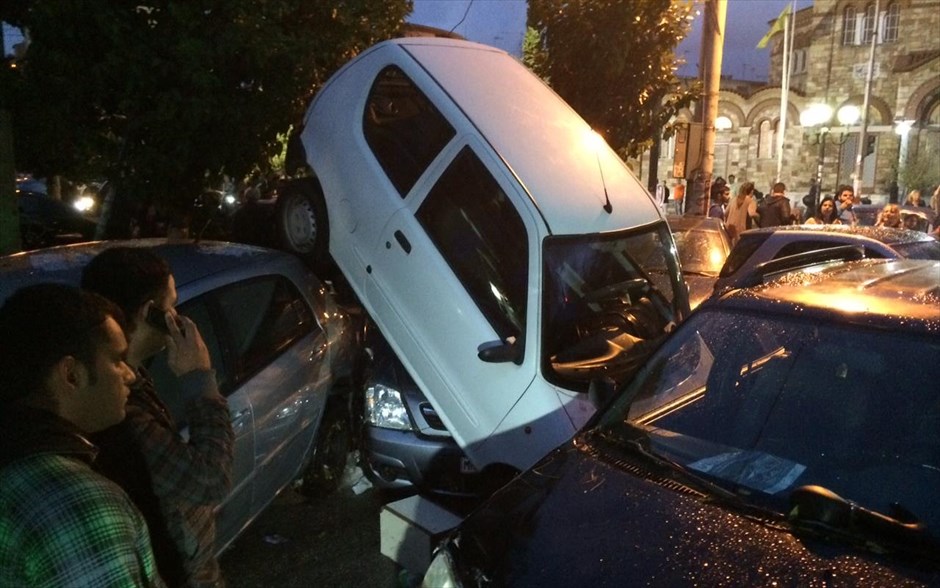 Εικόνες καταστροφής στη Νίκαια. Μεγάλες ζημιές σε αυτοκίνητα προκλήθηκαν στη Νίκαια.
&nbsp;