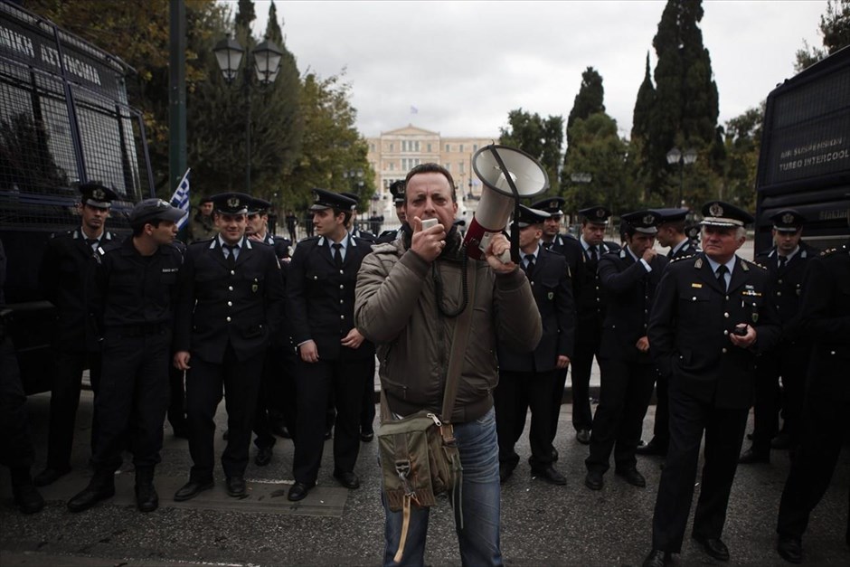 Εορτασμός της επετείου της 28ης Οκτωβρίου. Την ώρα της παρέλασης στην Αθήνα, σχολικοί φύλακες οι οποίοι διαμαρτύρονταν για τη διαθεσιμότητα και τις απολύσεις συγκεντρώθηκαν στην κάτω πλευρά την πλατείας Συντάγματος, στο ύψος της Ερμού.