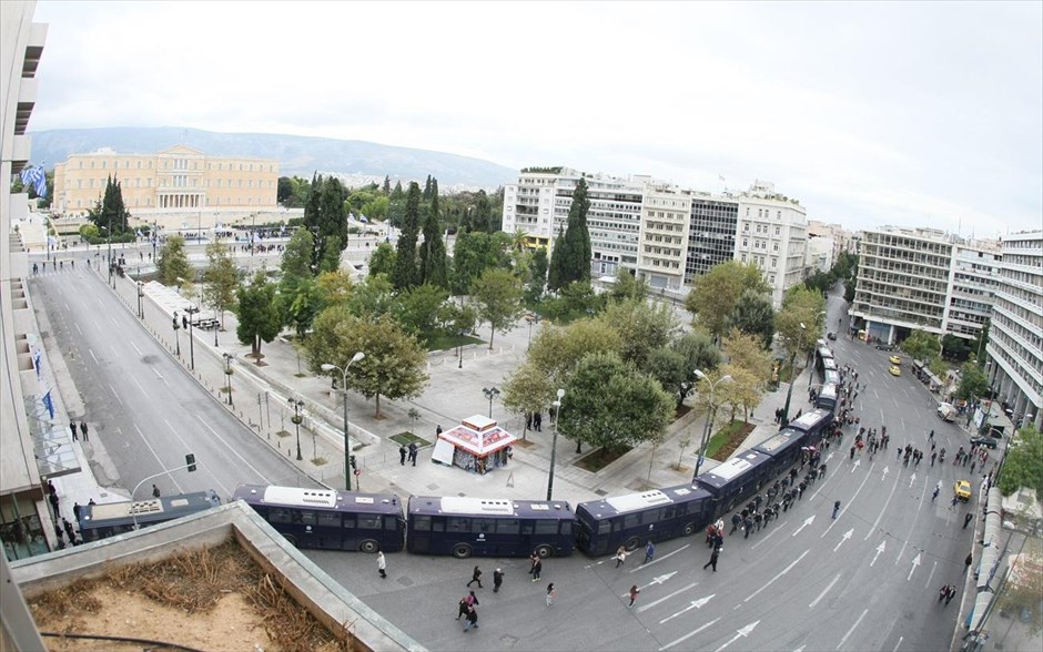 Υπό δρακόντεια μέτρα ασφαλείας διεξήχθη η παρέλαση στην Αθήνα. Η πλατεία Συντάγματος μετά τη λήξη της παρέλασης.