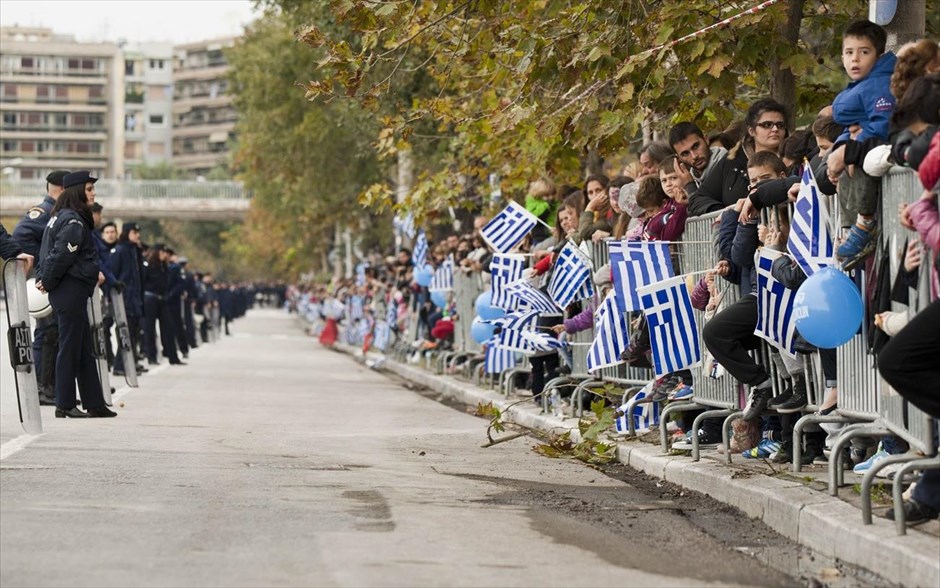 Εορτασμός της επετείου της 28ης Οκτωβρίου - παρέλαση. Σε κλοιό περίπου 2.000 αστυνομικών πραγματοποιήθηκε και η στρατιωτική παρέλαση στην παραλιακή λεωφόρο Μεγάλου Αλεξάνδρου στη Θεσσαλονίκη.