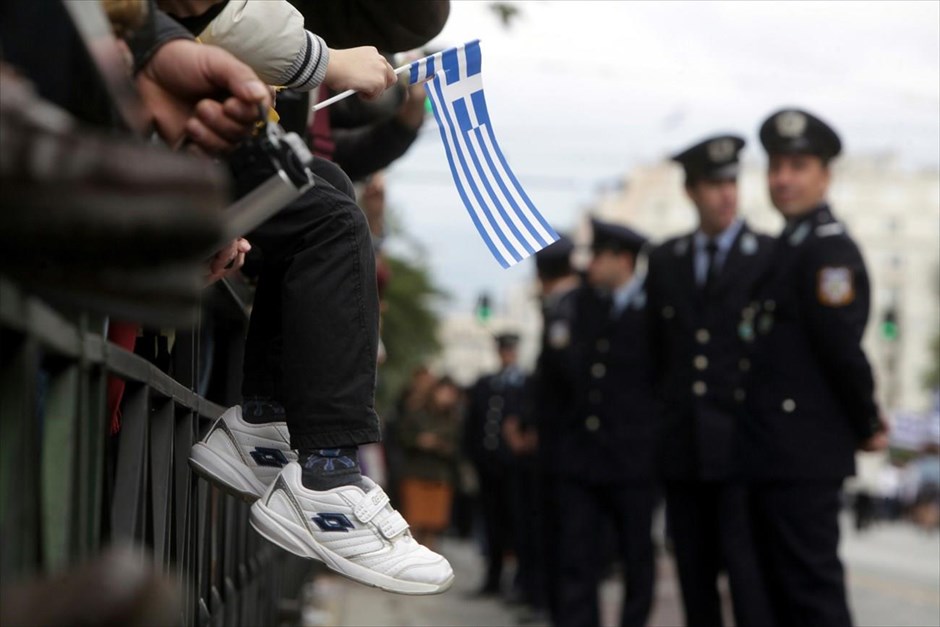 Εορτασμός της επετείου της 28ης Οκτωβρίου - παρέλαση. Υπό δρακόντεια μέτρα ασφαλείας διεξήχθη σήμερα στην Αθήνα η μαθητική παρέλαση για την επέτειο της 28ης Οκτωβρίου. Η πλατεία Συντάγματος ήταν αποκλεισμένη από αστυνομικούς, κιγκλιδώματα και αστυνομικές κλούβες. Οι θεατές μπορούσαν να παρακολουθήσουν την παρέλαση στην Πανεπιστημίου μόνο από το ύψος της Βουκουρεστίου.