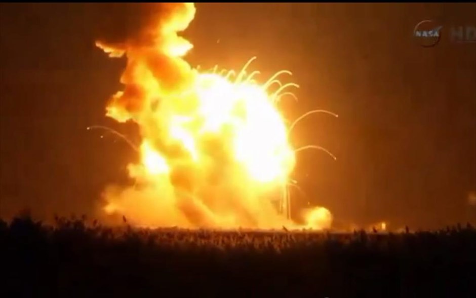 NASA - Έκρηξη μη επανδρωμένου διαστημικού σκάφους. Ο πύραυλος πέφτει στη συνέχεια κατακόρυφα πίσω από την εξέδρα εκτόξευσης και σημειώνεται μία ακόμα μεγαλύτερη έκρηξη.