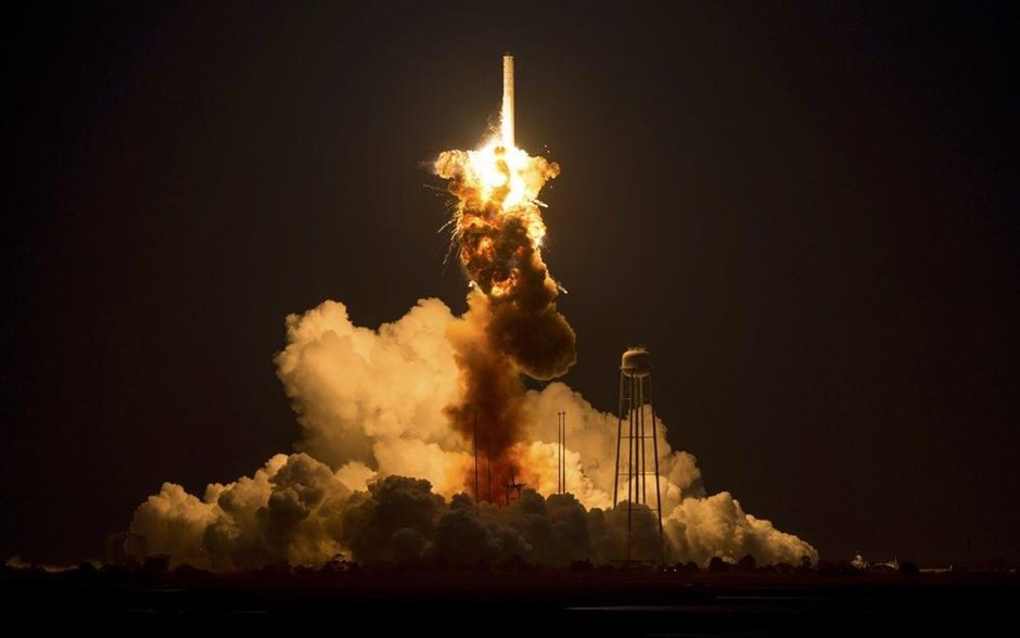 NASA - Έκρηξη μη επανδρωμένου διαστημικού σκάφους. Πλάνα που δημοσιεύτηκαν από τη NASA δείχνουν το σκάφος να ανασηκώνεται και ελάχιστα μόλις δευτερόλεπτα μετά την απογείωσή του να σημειώνεται έκρηξη στους κινητήρες του.