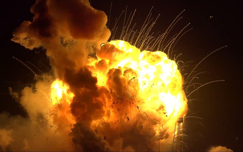 NASA - Έκρηξη μη επανδρωμένου διαστημικού σκάφους. Ο πύραυλος πέφτει στη συνέχεια κατακόρυφα πίσω από την εξέδρα εκτόξευσης και σημειώνεται μία ακόμα μεγαλύτερη έκρηξη.