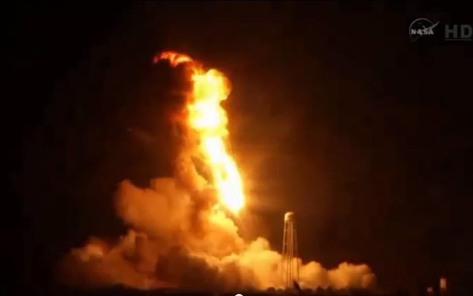 NASA - Έκρηξη μη επανδρωμένου διαστημικού σκάφους. Έκρηξη του πυραύλου που μεταφέρει το μη επανδρωμένο διαστημικό σκάφος Cygnus, με προορισμό τον Διεθνή Διαστημικό Σταθμό, έξι δευτερόλεπτα μετά την απογείωσή του, στις εγκαταστάσεις της NASA στη Βιρτζίνια των ΗΠΑ.