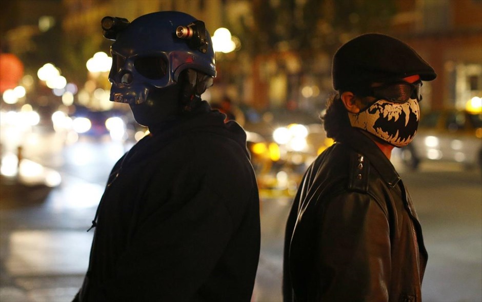Σούπερ ήρωες περιπολούν τους δρόμους του Σαν Ντιέγκο. Τα μέλη της Xtreme Justice League, Grimm (αριστερά) και Lobo (δεξιά), σε μία διασταύρωση στο Σαν Ντιέγκο.