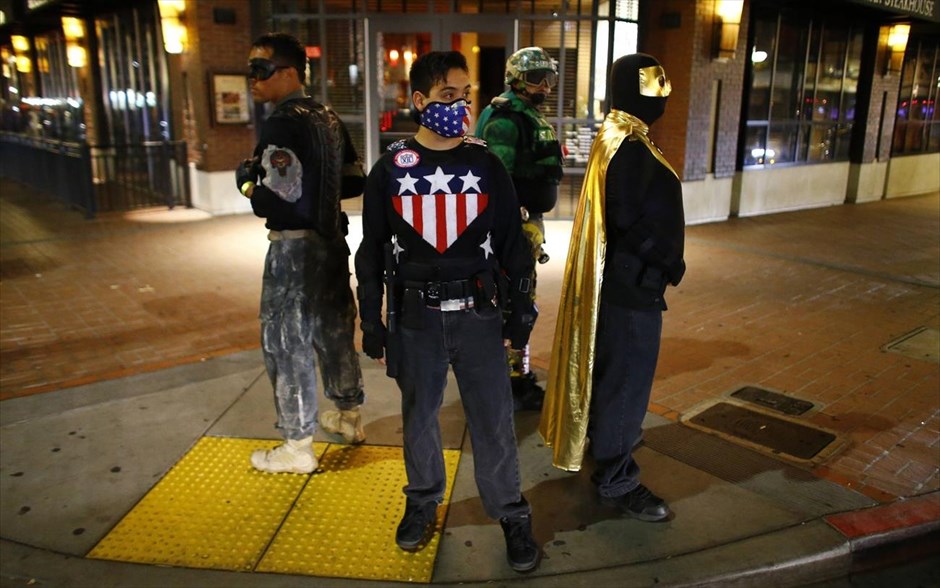 Σούπερ ήρωες περιπολούν τους δρόμους του Σαν Ντιέγκο. Τα μέλη της Xtreme Justice League σε μία διασταύρωση στο Σαν Ντιέγκο, κατά τη διάρκεια της νυχτερινής τους περιπολίας.
