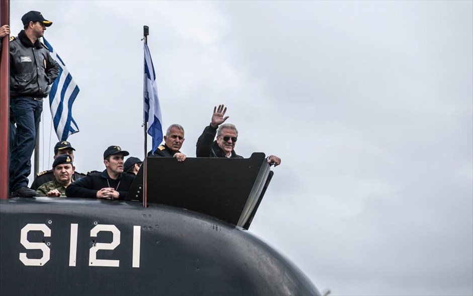 Δοκιμαστικός πλους του υποβρυχίου «Πιπίνος». Ο υπουργός Εθνικής Άμυνας Δημήτρης Αβραμόπουλος συνοδευόμενος από τον αρχηγό ΓΕΝ Αντιναύαρχο Ευάγγελο Αποστολάκη ΠΝ, μετέβη σήμερα στα ΕΝΑΕ Σκαραμαγκά και πραγματοποίησε ολιγόωρο δοκιμαστικό πλου με το υποβρύχιο «Πιπίνος».