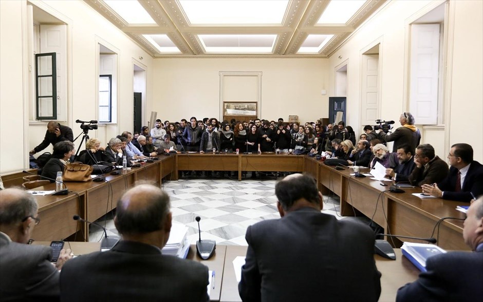 Τεταμένο το κλίμα στην πρυτανεία του ΕΚΠΑ. Τεταμένο είναι για ακόμη μία φορά το κλίμα στην πρυτανεία του ΕΚΠΑ, καθώς φοιτητές μπήκαν στην αίθουσα όπου συνεδρίαζε η σύγκλητος του Ιδρύματος, με αποτέλεσμα η συνεδρίαση να διακοπεί. Έχουν μάλιστα αποκλείσει την πρόσβαση στην πόρτα και δεν επιτρέπουν στον πρύτανη Θεόδωρο Φορτσάκη και στα μέλη της συγκλήτου να αποχωρήσουν.