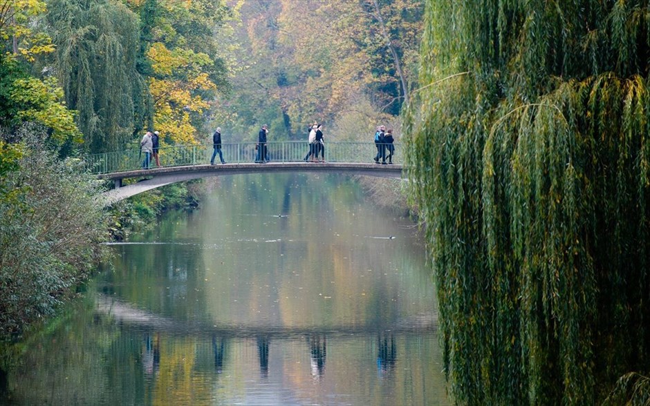 Φθινοπωρινός περίπατος στο Τύμπιγκεν. Κόσμος απολαμβάνει έναν περίπατο στο φθινοπωρινό τοπίο του ποταμού Νέκαρ στην πόλη Τύμπιγκεν της Γερμανίας.
