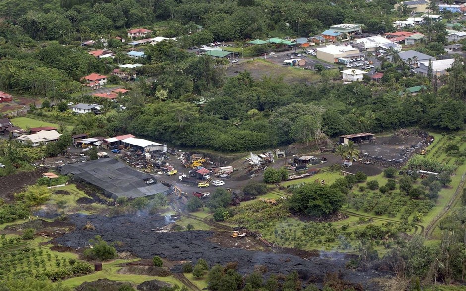 Ποτάμι λάβας στη Χαβάη. Το ποτάμι λάβας από το ηφαίστειο Κιλαουέα πλησιάζει κατοικημένες περιοχές, κοντά στο χωριό Παχόα.