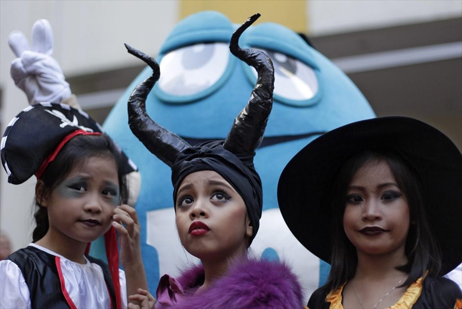 Halloween . Παιδιά μαζί με τα κατοικίδιά τους (δεν φαίνονται στη φωτογραφία) συμμετέχουν στο πάρτι για το Halloween «PETrified» που διοργανώθηκε στις 25 Οκτωβρίου, στη Μανίλα των Φιλιππίνων.