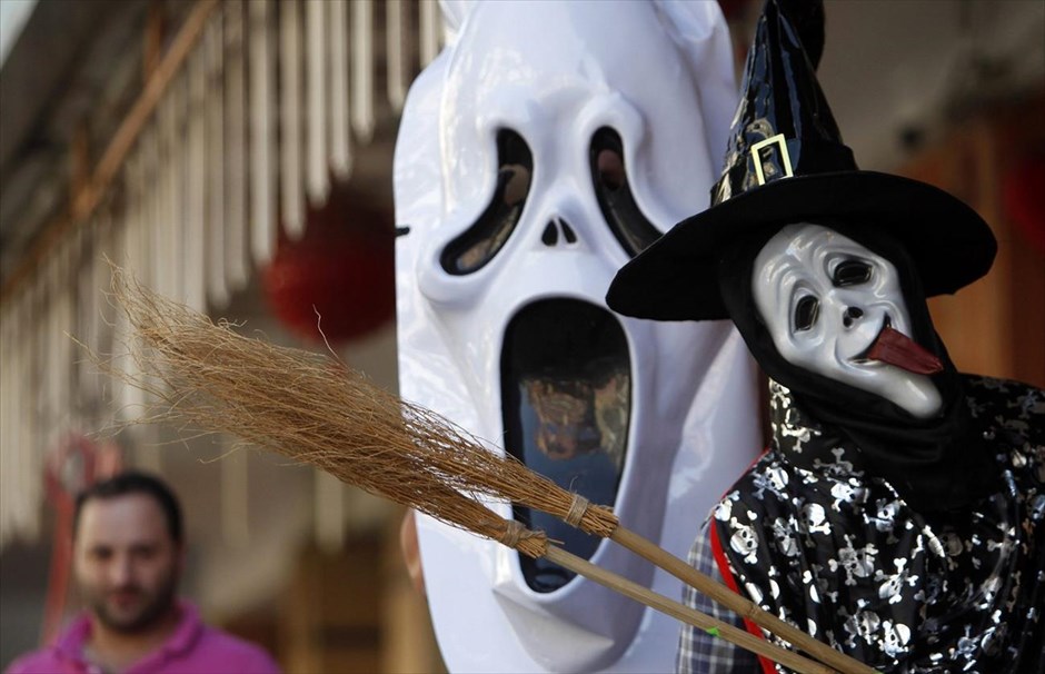 Halloween . Μάσκες έξω από ένα κατάστημα μεταμφιέσεων ενόψει του Halloween, στην Άμπρα, στη Σιδώνα, νότια του Λιβάνου.