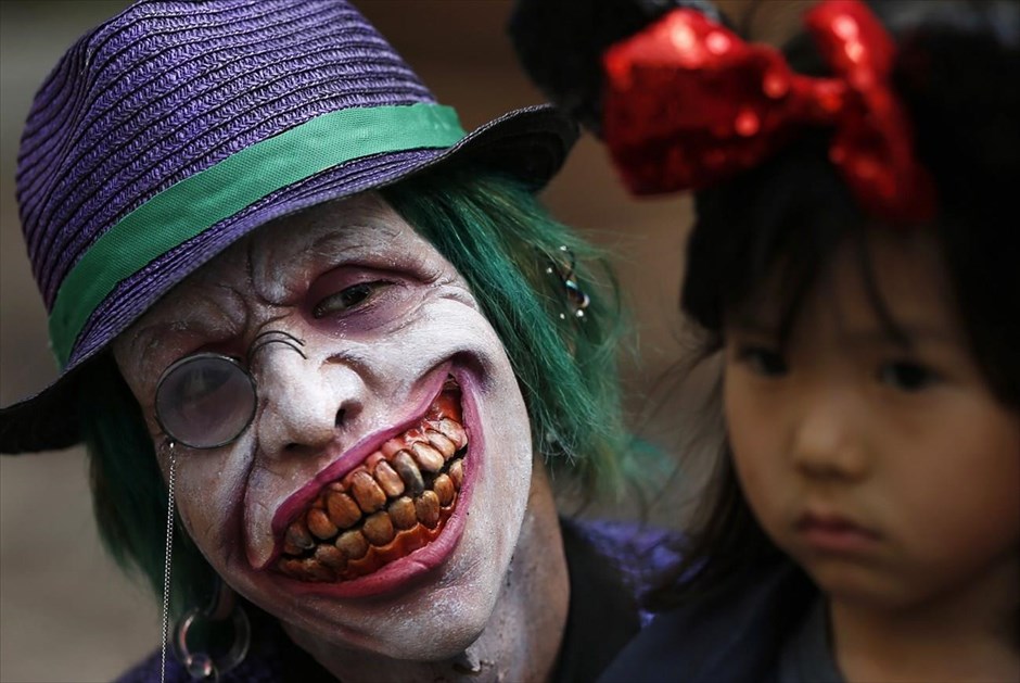 Halloween. Μεταμφιεσμένος άντρας, ποζάρει στο φωτογραφικό φακό, αναμένοντας την έναρξη της παρέλασης για το Halloween, νότια του Τόκιο. Πάνω από 2.500 άνθρωποι συμμετείχαν στην παρέλαση, ενώ οι θεατές ξεπέρασαν τους 10.000.