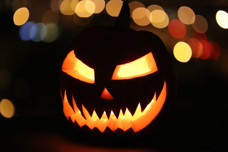 Halloween . Μία σκαλιστή και φωτισμένη κολοκύθα του Halloween, στο μπαλκόνι ενός σπιτιού στη Βαρσοβία της Πολωνίας.