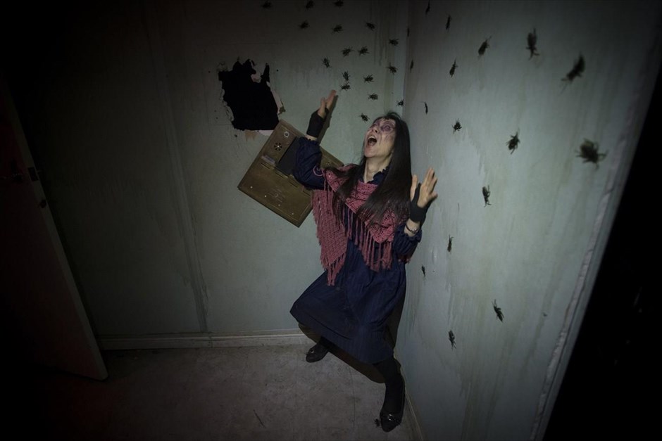 Halloween. Μία ηθοποιός υποδύεται μία γυναίκα που έχει τρομοκρατηθεί από κατσαρίδες, σε ένα δωμάτιο του στοιχειωμένου σπιτιού για ενηλίκους «Εφιάλτης: Νέα Υόρκη», στις ΗΠΑ. Τα στοιχειωμένα σπίτια, με επαγγελματίες ηθοποιούς και καλοδουλεμένα σενάρια, έχουν υψηλή ζήτηση, ειδικά την περίοδο του Halloween.