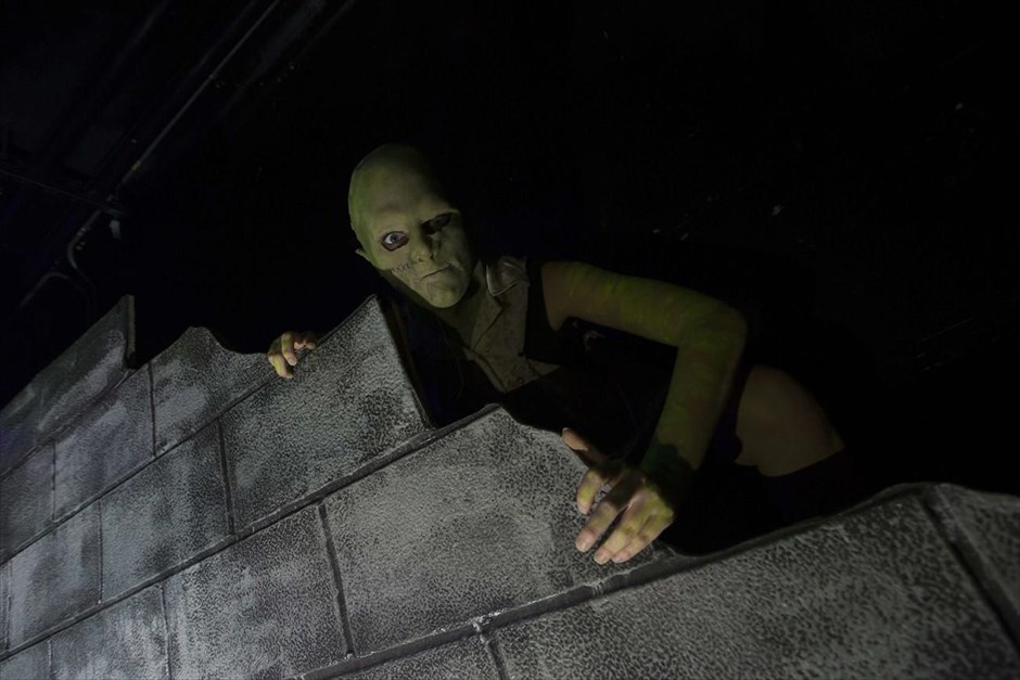 Halloween. Ένας ηθοποιός υποδύεται έναν «άνθρωπο-τυφλοπόντικα» -ένα μυθικό πλάσμα που εμφανίστηκε στο σύστημα του μετρό της Νέας Υόρκης- σε ένα δωμάτιο του στοιχειωμένου σπιτιού για ενηλίκους «Εφιάλτης: Νέα Υόρκη». Τα στοιχειωμένα σπίτια, με επαγγελματίες ηθοποιούς και καλοδουλεμένα σενάρια, έχουν υψηλή ζήτηση, ειδικά την περίοδο του Halloween.
