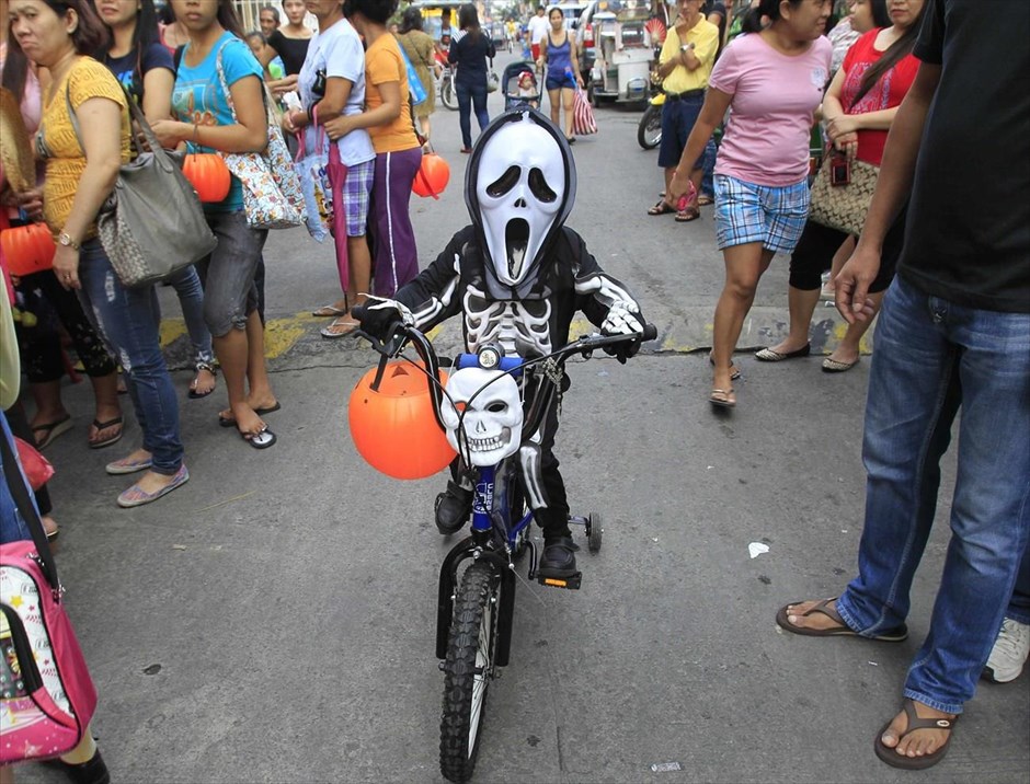 Halloween. Μεταμφιεσμένος μικρός μαθητής περιμένει για την έναρξη της παρέλασης του Halloween, στη Μανίλα.