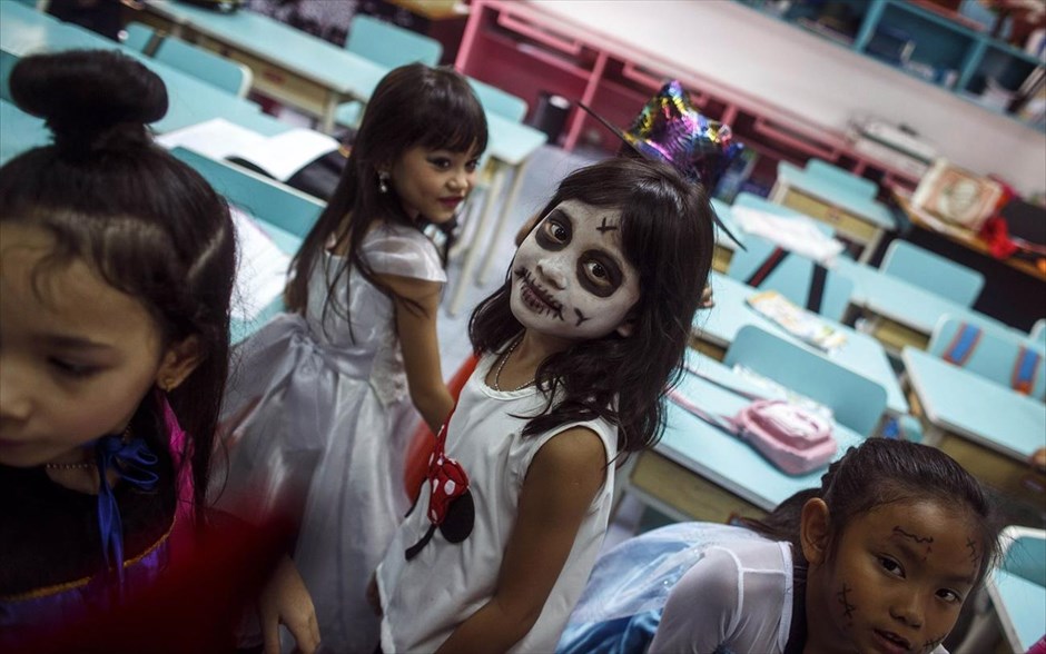 Halloween. Μαθήτρια με βαμμένο πρόσωπο, παρευρίσκεται σε πάρτυ για τον εορτασμό του halloween που διοργανώθηκε σε σχολείο, στη Μπανγκόκ.