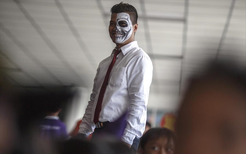 Halloween. Δάσκαλος συμμετέχει σε πάρτυ για τον εορτασμό του halloween που διοργανώθηκε σε σχολείο, στη Μπανγκόκ.