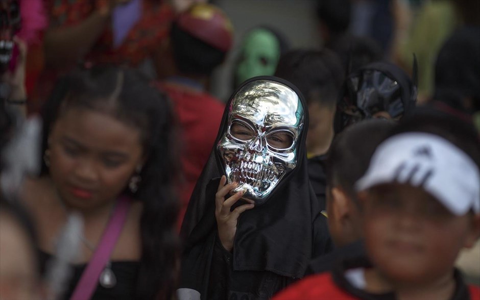 Halloween. Μαθητής φορά μάσκα, σε ένα πάρτυ για τον εορτασμό του halloween που διοργανώθηκε σε σχολείο, στη Μπανγκόκ.