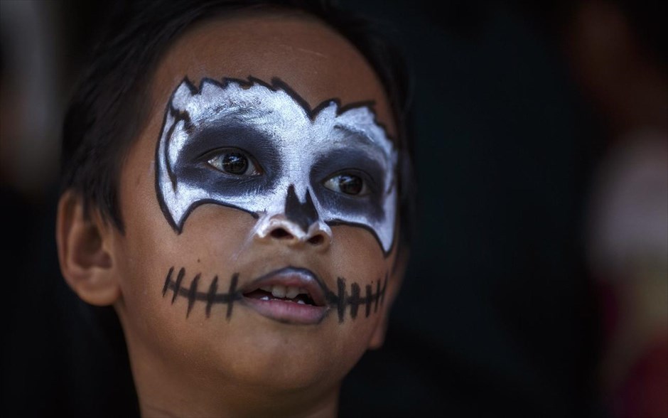 Halloween. Μικρός μαθητής παρευρίσκεται σε πάρτυ για τον εορτασμό του halloween, σε ένα σχολείο στη Μπανγκόκ.