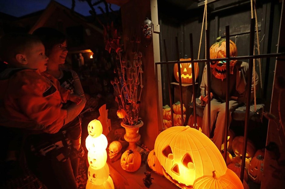 Halloween . Επισκέπτες κοιτούν ένα σπίτι γεμάτο με διακοσμητικά για το Halloween, στο προάστιο του Σικάγου, Νάπερβιλ, στις ΗΠΑ. Οι διακοσμήσεις στο Νάπερβιλ είναι τόσο περίτεχνες φέτος, με αποτέλεσμα να οργανωθούν ξεναγήσεις στην περιοχή.