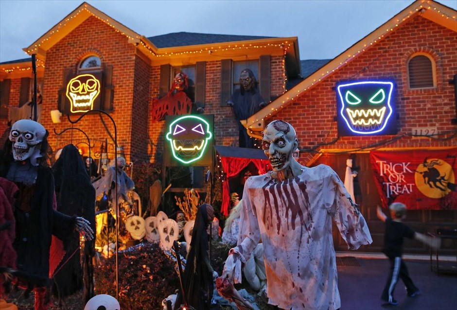 Halloween . Στιγμιότυπο από το προάστιο του Σικάγου, Νάπερβιλ, στις ΗΠΑ. Οι διακοσμήσεις για το Halloween στο Νάπερβιλ είναι τόσο περίτεχνες φέτος, με αποτέλεσμα να οργανωθούν ξεναγήσεις στην περιοχή.