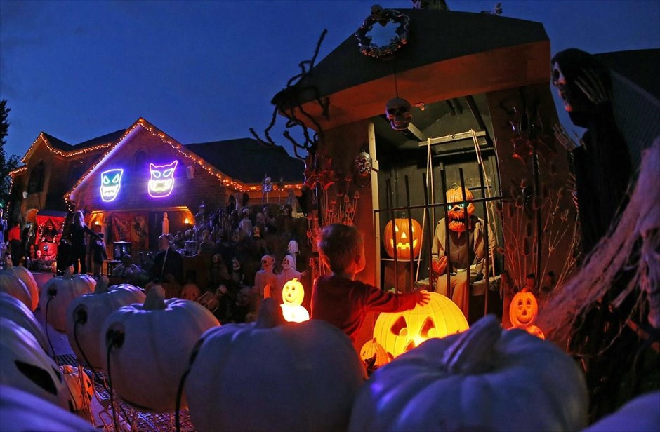 Halloween . Στιγμιότυπο από το προάστιο του Σικάγου, Νάπερβιλ, στις ΗΠΑ. Οι διακοσμήσεις για το Halloween στο Νάπερβιλ είναι τόσο περίτεχνες φέτος, με αποτέλεσμα να οργανωθούν ξεναγήσεις στην περιοχή.