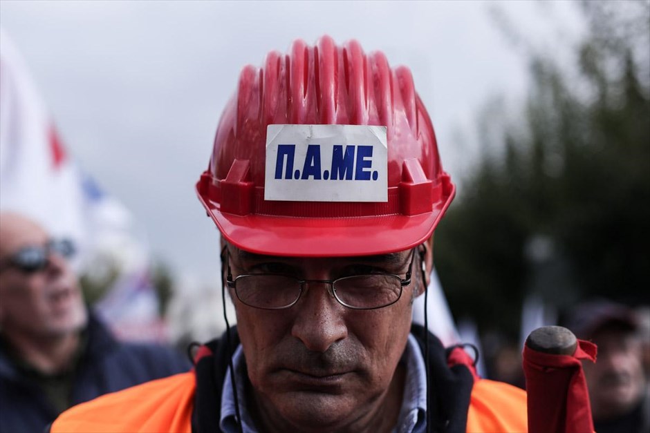 Συλλαλητήριο του ΠΑΜΕ στο Σύνταγμα. Στιγμιότυπο από το συλλαλητήριο του ΠΑΜΕ στο Σύνταγμα, με τη συμμετοχή περίπου 1000 εργατικών σωματείων και φορέων. Το συλλαλητήριο, σύμφωνα με τους οργανωτές, είχε στόχο να αποτελέσει «απάντηση» απέναντι στην κυβέρνηση «που κρύβει τα μνημόνια διαρκείας και καυγαδίζει με την αξιωματική αντιπολίτευση για το ποιος θα εγγυηθεί την καπιταλιστική ανάκαμψη σε βάρος πάντα των λαϊκών δικαιωμάτων».