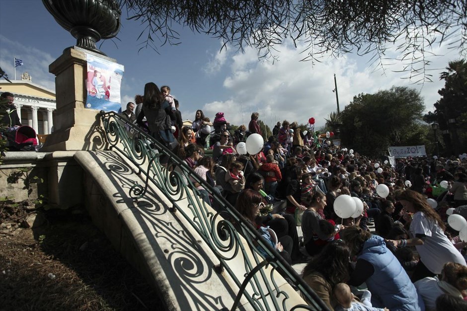 Πανελλαδικός δημόσιος θηλασμός. Από νωρίς το πρωί δεκάδες μητέρες συγκεντρώθηκαν στο Ζάππειο σε μια εκδήλωση-γιορτή για τον μητρικό θηλασμό, μεταφέροντας το μήνυμα ότι δεν υπάρχει τίποτα πιο φυσιολογικό και αναγκαίο από το να θηλάζει μία μητέρα το παιδί της. Η πρωτοβουλία πραγματοποιήθηκε για πέμπτη συνεχόμενη χρονιά σε δεκάδες πόλεις της Ελλάδας, με αφορμή την Παγκόσμια Εβδομάδα Μητρικού Θηλασμού, σε διοργάνωση από το Πανελλαδικό Δίκτυο Εθελοντικών Ομάδων Υποστήριξης Θηλασμού και Μητρότητας.