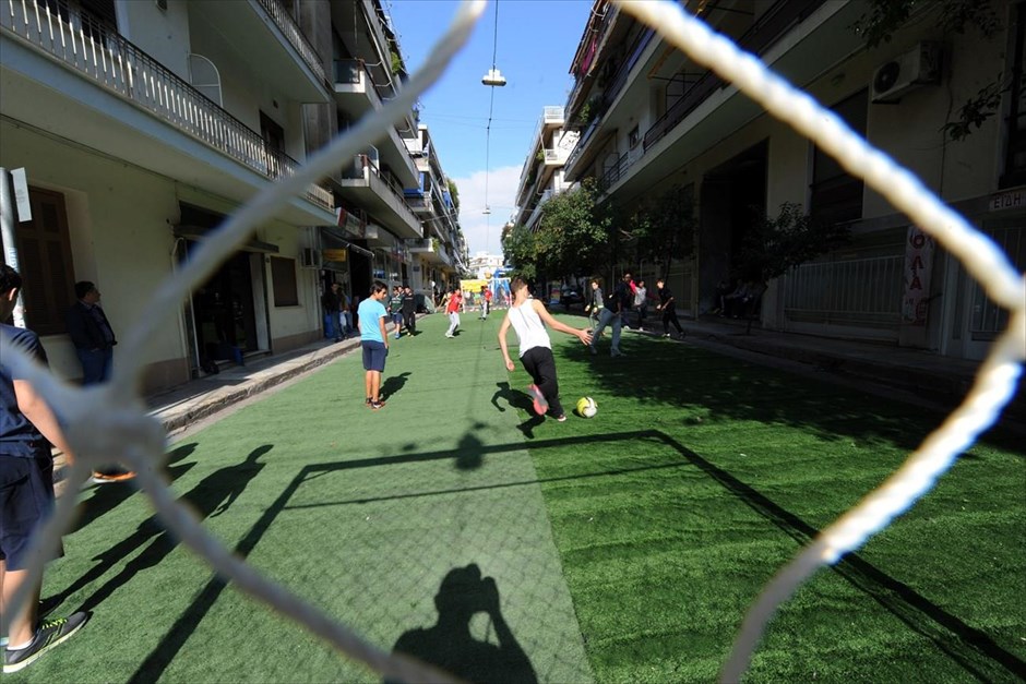 Αθλητικό φεστιβάλ σε γειτονιά του Νέου Κόσμου. Για τρίτη συνεχόμενη χρονιά ο Πρωτέας, η αθλητική ομάδα του Νέου Κόσμου, κλείνει την οδό Ευδόξου για ένα φεστιβάλ πρωτόγνωρο για την πόλη. Γήπεδα μπάσκετ, ποδοσφαίρου, βόλεϊ, πίστα καρτ, φουσκωτά παιχνίδια, τραπέζια πινγκ πονγκ, σκακιέρες και προσκοπικά παιχνίδια στήνονται σε έναν μικρό δρόμο μιας γειτονιάς που αρνείται να χάσει τη γραφικότητα της.&nbsp;