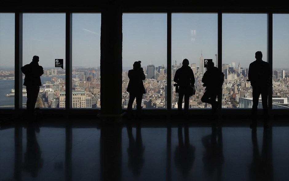 Το World Trade Center ανοίγει ξανά. Δημοσιογράφοι κοιτούν την βόρεια πλευρά του Μανχάταν από τον 64ο όροφο του World Trade Center, που άνοιξε τις πόρτες του την Δευτέρα, 3 Νοεμβρίου. Το κτήριο είναι ύψους 541 μέτρων και βρίσκεται στο κέντρο του ιστορικού σημείου όπου φιλοξενείται και μνημείο από την αρχική τοποθεσία όπου βρίσκονταν οι Δίδυμοι Πύργοι. Ο ουρανοξύστης κόστους 3,8 δισεκατομμυρίων δολαρίων χρειάστηκε οκτώ έτη για να χτιστεί και είναι πλέον το υψηλότερο κτήριο στις ΗΠΑ. Είναι ήδη νοικιασμένο στο 60% του εμβαδού του, με την Αρχή Γενικών Υπηρεσιών της κυβέρνησης να έχει ενοικιάσει ένα μεγάλο μέρος του χώρου.
