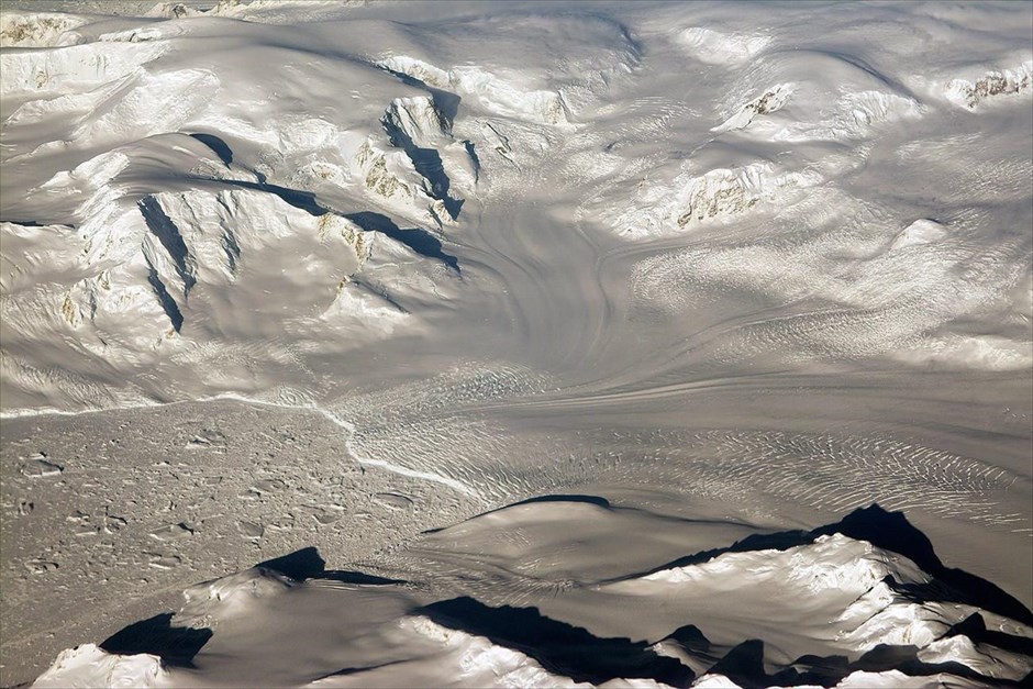 Επιχείρηση της NASA στην Ανταρκτική . Φωτογραφία που τραβήχτηκε από ερευνητικό αεροσκάφος της NASA και απεικονίζει παγετώνες στην Δυτική Ανταρκτική. Η διαστημική υπηρεσία των ΗΠΑ πραγματοποιεί πτήσεις πάνω από την παγωμένη ήπειρο για έκτη συνεχή χρονιά, στο πλαίσιο της επιχείρησης IceBridge, που έχει σκοπό να μελετήσει τις αλλαγές στα στρώματα πάγου της Γης.
