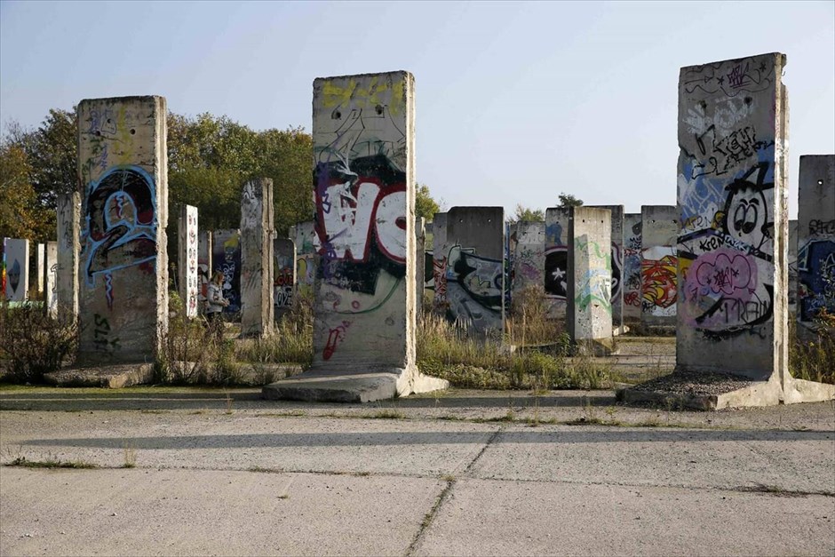 Τμήματα του Τείχους του Βερολίνου ανά τον κόσμο. Τμήματα του Τείχους του Βερολίνου, τα οποία είναι προς πώληση, βρίσκονται σε αποθηκευτικό χώρο στην πόλη Teltow, νότια του Βερολίνου.
