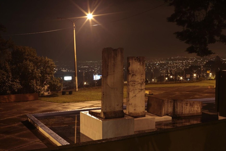Τμήματα του Τείχους του Βερολίνου ανά τον κόσμο. Κομμάτια του Τείχους στη πλατεία Βερολίνου στην πόλη της Γουατεμάλα.