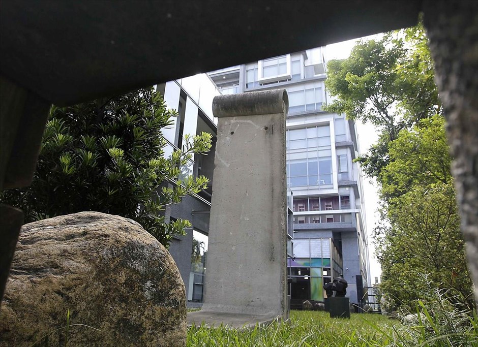 Τμήματα του Τείχους του Βερολίνου ανά τον κόσμο. Κομμάτι του Τείχους του Βερολίνου έξω από το Ίδρυμα για τη Δημοκρατία της Ταϊβάν, στην Ταϊπέι.