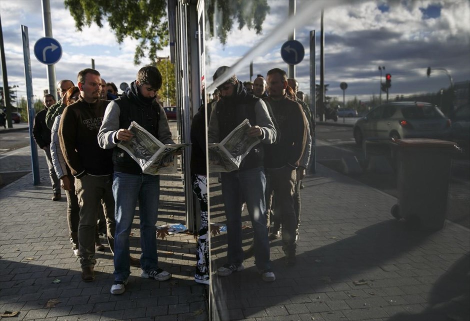 Αύξηση των εγγεγραμμένων ανέργων στην Ισπανία. Άνεργοι έχουν σχηματίσει ουρά έξω από γραφείο απασχόλησης στη Μαδρίτη. Αύξηση παρουσίασε ο αριθμός των εγγεγραμμένων ανέργων στην Ισπανία τον Οκτώβριο, για τρίτο συνεχή μήνα, σύμφωνα με τα επίσημα στοιχεία που δόθηκαν σήμερα στη δημοσιότητα. Το ποσοστό της ανεργίας είχε κορυφωθεί το πρώτο τρίμηνο της περσινής χρονιάς ελαφρώς κάτω από το 27% και από τότε έχει υποχωρήσει στο 24,5%.