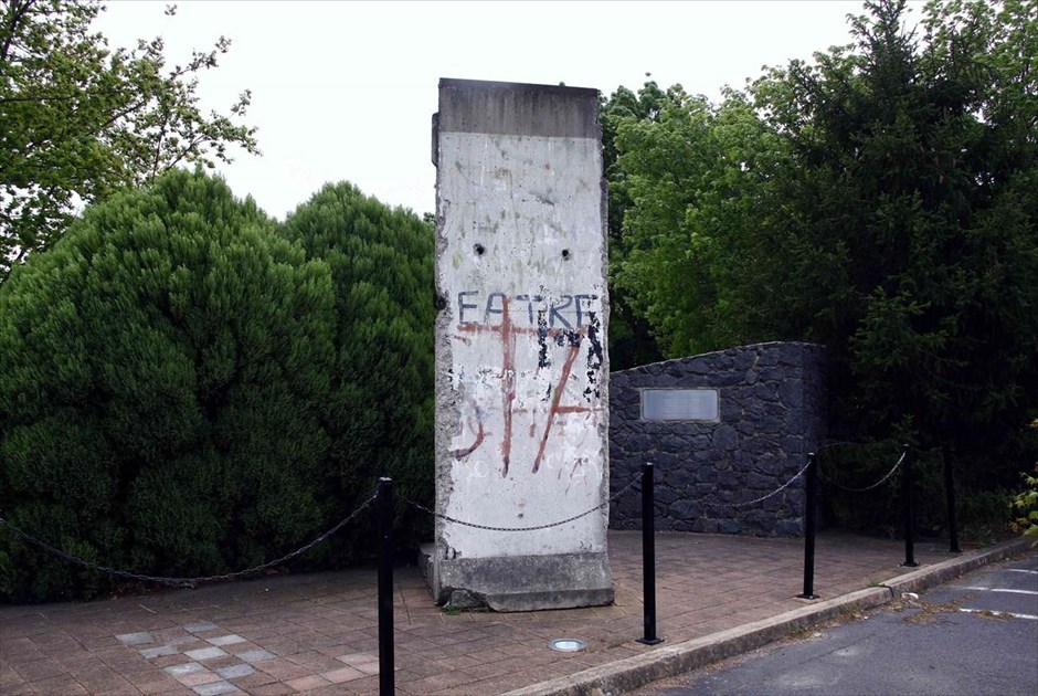 Τμήματα του Τείχους του Βερολίνου ανά τον κόσμο. Κομμάτι του Τείχους στο πάρκινγκ της Γερμανικής Λέσχης, στην Κανμπέρα της Αυστραλίας.