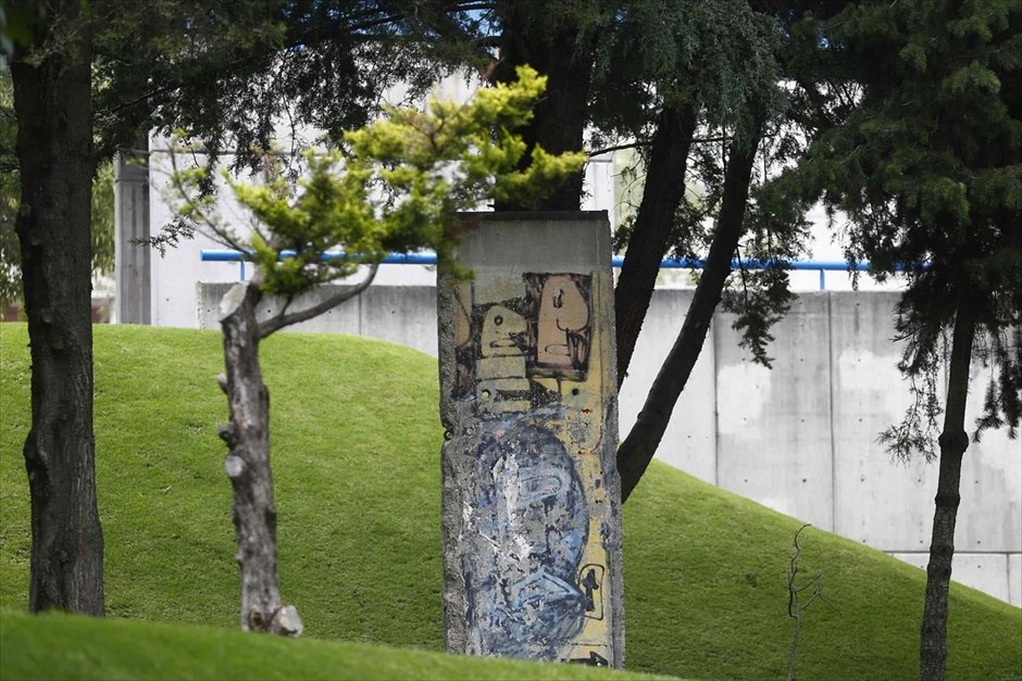 Τμήματα του Τείχους του Βερολίνου ανά τον κόσμο. Κομμάτι του Τείχους στον κήπο του Γερμανικού Σχολείου «Alexander Von Humboldt», στην πόλη του Μεξικό.
