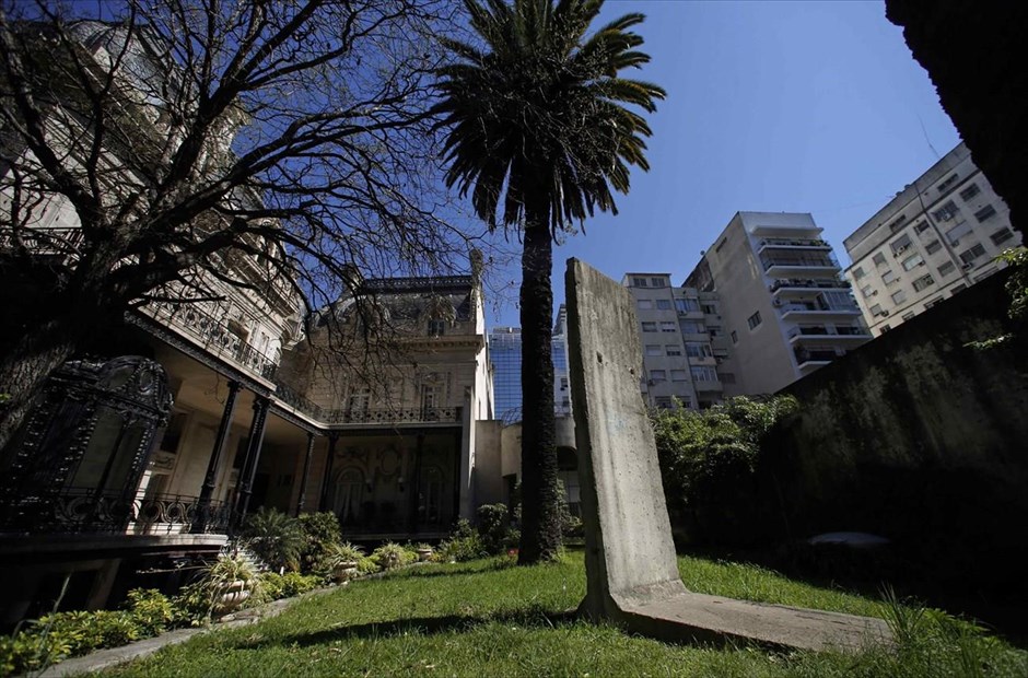 Τμήματα του Τείχους του Βερολίνου ανά τον κόσμο. Κομμάτι του Τείχους του Βερολίνου βρίσκεται σε κήπο του παλατιού Σαν Μαρτίν, όπου στεγάζονται γραφεία του υπουργείου Εξωτερικών της Αργεντινής, στο Μπουένος Άιρες.
