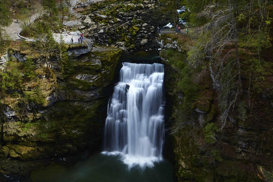 Καταρράκτης στην Ελβετία. Ο καταρράκτης Saut du Doubs στην περιοχή Βιγιέρ-λε-Λακ στα σύνορα Ελβετίας και Γαλλίας.