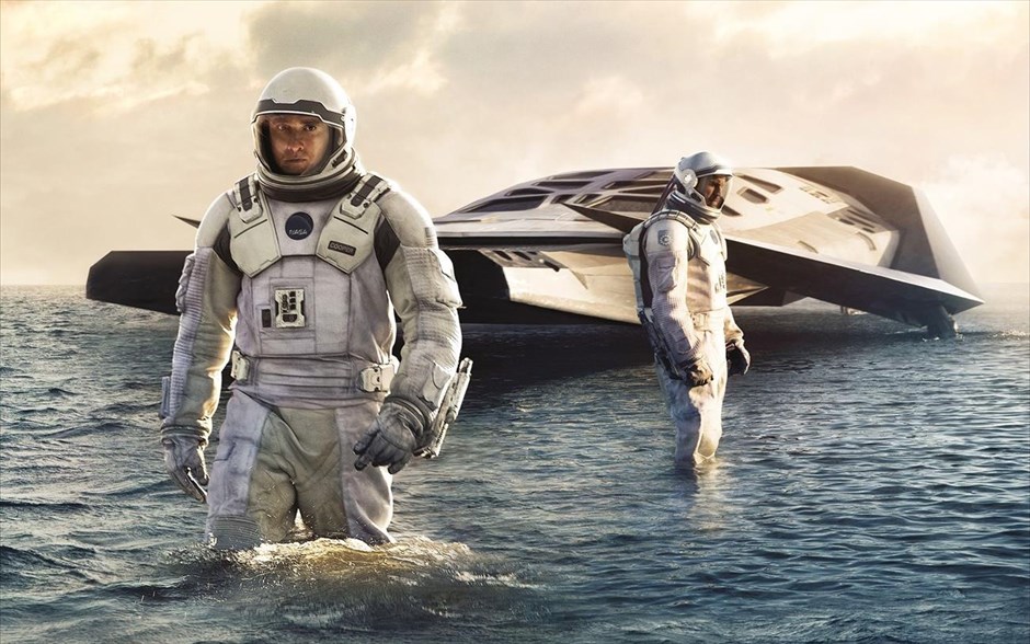 «Interstellar». «Interstellar»: Σε ένα μέλλον, όπου το περιβάλλον έχει καταστραφεί και η τροφή γίνεται όλο και πιο σπάνιο αγαθό, μας μεταφέρει ο Κρίστοφερ Νόλαν μέσα από την ταινία επιστημονικής φαντασίας, που αποτελεί μια συναρπαστική ιστορία του διαχρονικού αγώνα του ανθρώπου να κατανοήσει τη θέση του στο σύμπαν, και βασίζεται στις επιστημονικές θεωρίες του παγκοσμίως γνωστού φυσικού Κιπ Θορν, ο οποίος είναι και συμπαραγωγός της ταινίας.
