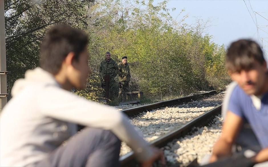 Περιμένοντας την κατάλληλη ευκαιρία. Εκατοντάδες μετανάστες βρίσκονται σε στάση αναμονής στα σύνορα Ελλάδας - ΠΓΔΜ περιμένοντας την κατάλληλη στιγμή για να συνεχίσουν το ταξίδι τους από αφύλακτα περάσματα. Στην Ειδομένη, ένα χωριό μόλις 30 μέτρα από τα σύνορα, μετανάστες βρίσκουν προσωρινά καταφύγιο στα γύρω χωράφια και δίπλα από τον Αξιό.