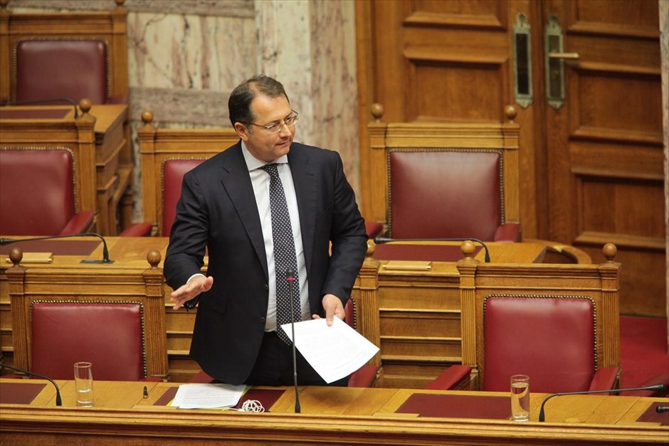 Aποπέμπεται ο υφυπουργός Παιδείας Γ. Στύλιος. Την παραίτηση του υφυπουργού Παιδείας, Γιώργου Στύλιου ζήτησε ο πρωθυπουργός Αντώνης Σαμαράς μόλις ενημερώθηκε για τις δηλώσεις του στη Βουλή, κατά τη διάρκεια της αντιπαράθεσής του με τη βουλευτή του ΚΚΕ Λιάνα Κανέλλη.«Θέλετε να με κάνετε Κασιδιάρη, αλλά δεν θα το καταφέρετε», της είχε πει νωρίτερα, αντιδρώντας σε σχόλιό της, με το οποίο τον παρομοίαζε με τη Μαρία Αντουανέτα. Λίγο μετά ακολούθησε η συγγνώμη του κ. Στύλιου στην κ. Κανέλλη, που όμως δεν ήταν αρκετή προκειμένου το περιστατικό να θεωρηθεί λήξαν.