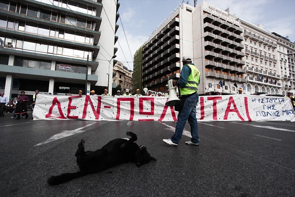 Πορεία κατά της ιδιωτικοποίησης των λιμανιών. Πορεία προς το υπουργείο Οικονομικών πραγματοποίησαν οι εργαζόμενοι στα λιμάνια, οι οποίοι συμμετέχουν στην 24ωρη απεργία που κήρυξε η Ομοσπονδία Υπαλλήλων Λιμανιών Ελλάδος (ΟΜΥΛΕ), ζητώντας να μην προχωρήσει η ιδιωτικοποίηση των ελληνικών λιμανιών. Οι διαδηλωτές επέδωσαν ψήφισμα με τα αιτήματά τους στο υπουργείο και διεμήνυσαν πως θα συνεχίσουν τον αγώνα τους.